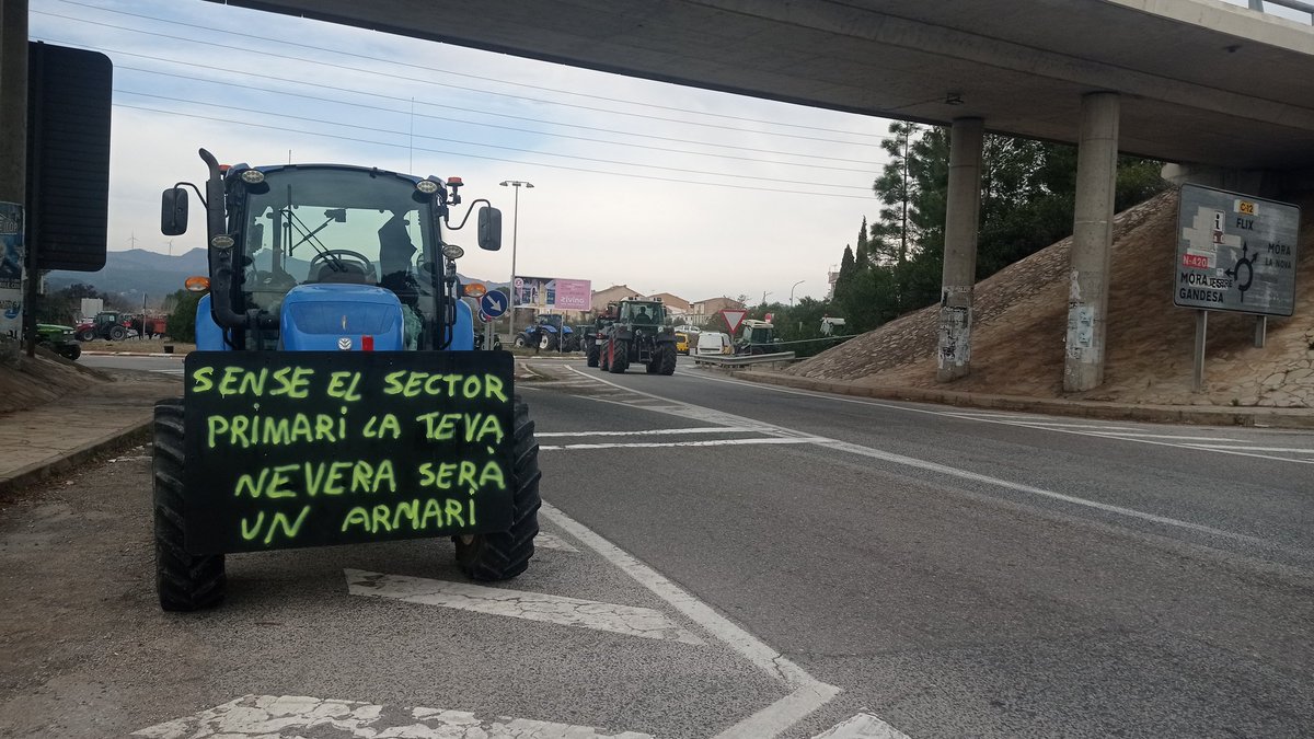 JViejobueno's tweet photo. La nostra fi, la vostra fam. 

A la C-12 Ribera d'Ebre, Terra Alta i Priorat. https://t.co/0HJ6XQ1YqC