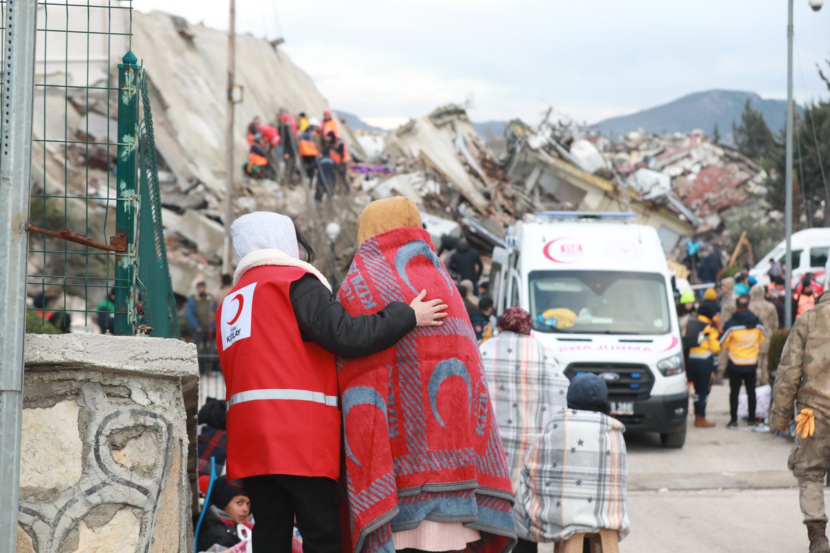 Det er et år siden, jordskælvet i Tyrkiet og Syrien kostede flere end 55.000 mennesker livet. Store områder blev lagt i ruiner, og mange mistede alt. Lokale Røde Kors-frivillige startede straks hjælpearbejdet og har siden hjulpet 14 millioner. Tusind tak for støtten! #dkaid