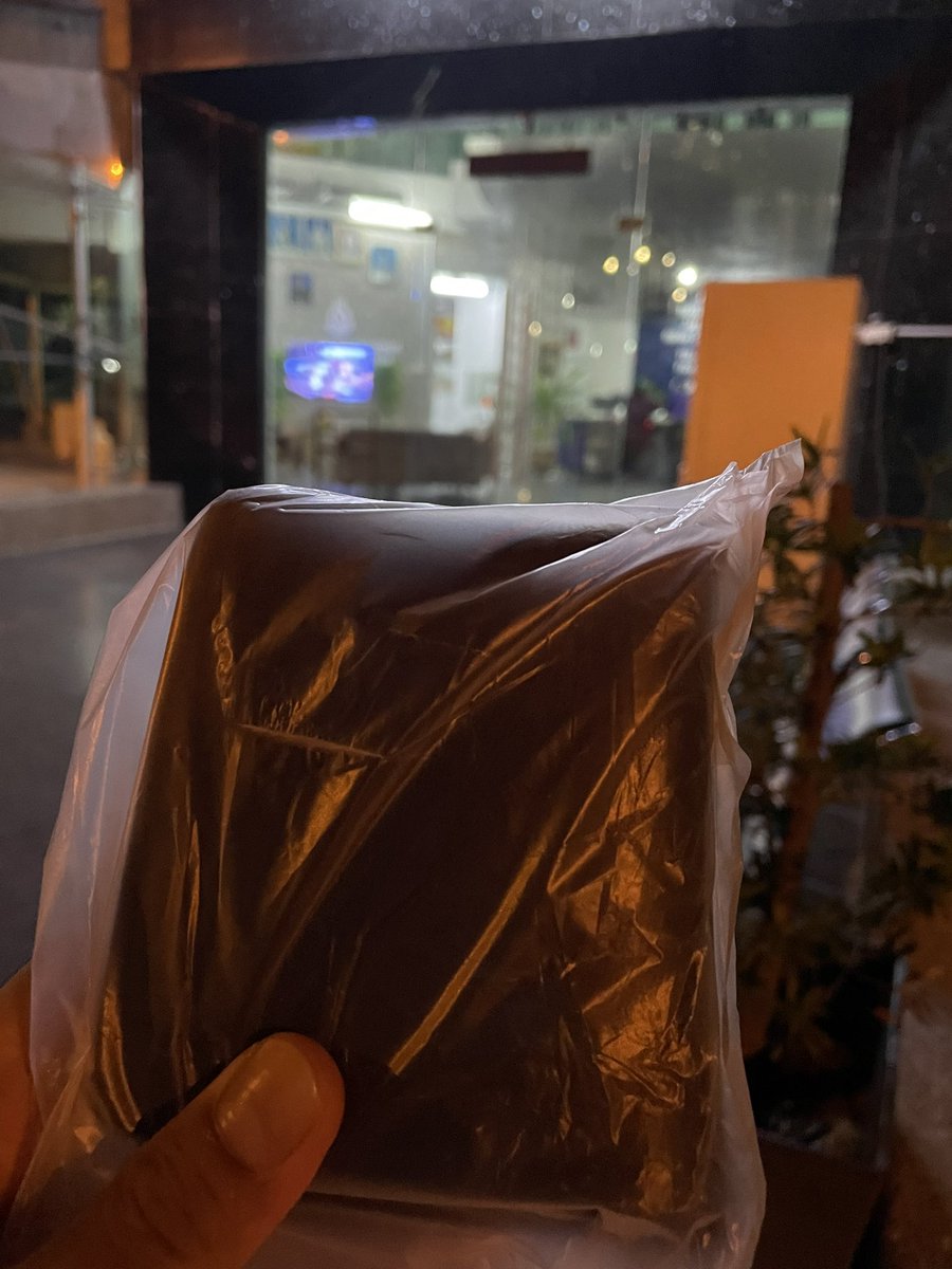 aamfadzil_'s tweet photo. Hello Wong Ching Joon, dompet you tercicir depan klinik di Tamarind Square. Dompet dah diserahkan ke Balai Polis Cyberjaya. Sila collect kat sana ya. 

Kesian lagi 2-3 hari nak raya tapi dompet hilang. Tolong @Twt_Cyberjaya sebarkan. Terima kasih 😁 https://t.co/m48hB6dDUs