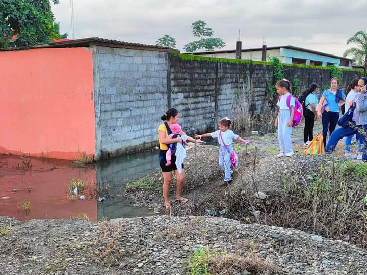 realchevezv's tweet photo. @AsambleaEcuador @ramiroaguilart @EcEnDirecto @mauroandinoe ¿Y si en vez de gastar esos 1000 y pico MMUSD en la "guerra", los invertimos en mejorar las escuelas, centros de salud, UPC, carreteras, etc. Señores asambleístas trabajen con visión de país, no con visión de túnel. https://t.co/atP6htNehs