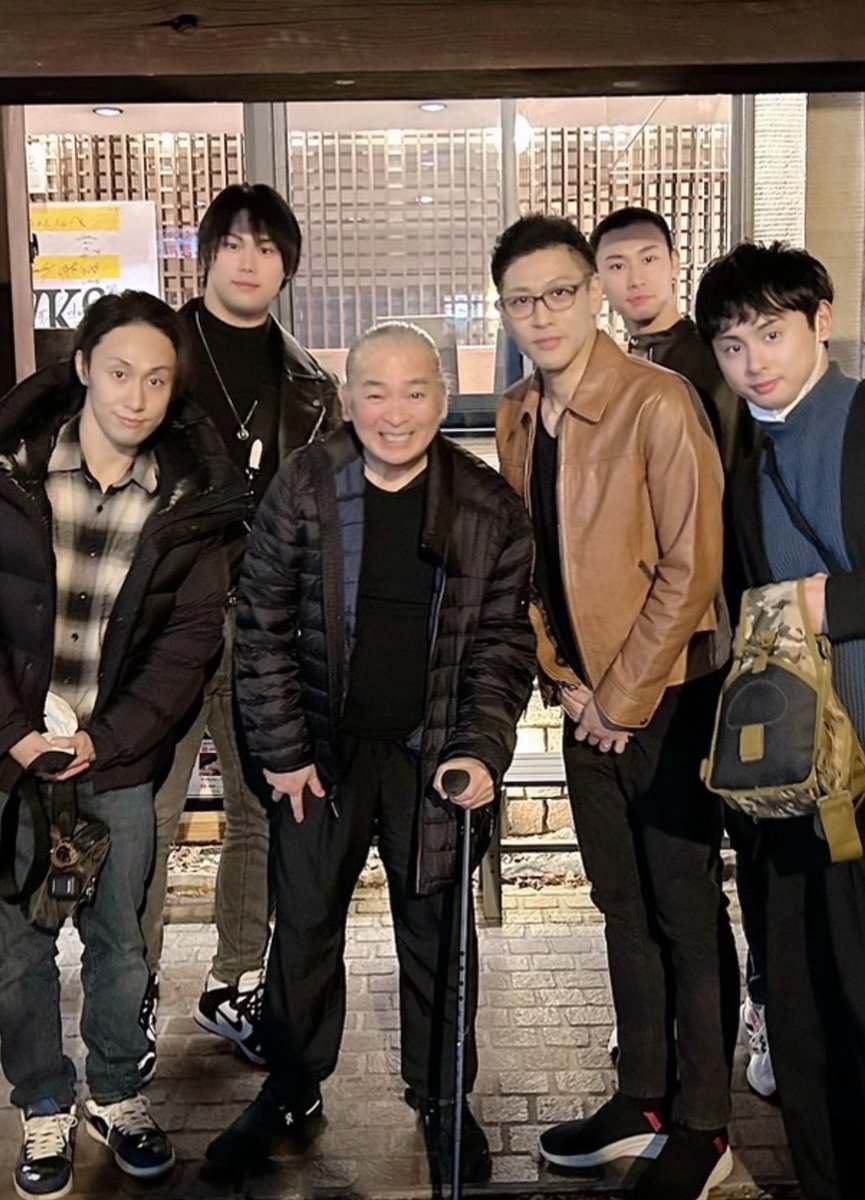 kataokaengeki's tweet photo. #劇団荒城 🌹#玄海竜二
こんばんは‼️

いつも片岡演劇道場〜お足を運んで下さるお客様のお陰で、役者さん達も芸道真っ直ぐに全国で頑張ってます。
今日は、九州演劇協会　劇団荒城 〜の娘〜息子〜孫達みたいに大切な皆んなが
玄海竜二パパと芝居談笑😆〜

会いたかったね！

皆んな100年目指して頑張ろう〜あの時もこんな時も皆、、、
同じ空の下‼️

子供達の歳と自分達の歴史を数える。

夢高らかに継承願いお不動様に手を合わせました。

玄海竜二パパも今日は、舞台抜きで親の目。優しい眼差しで劇団荒城 を激励‼️

どこの舞台でもお客様の入りを気にせず、全力限界突破の生き様を見せながら〜がどんな神様にも劣らずの説法でした。

大輪の花咲くようにと願う。

皆んな〜大衆演劇文化を背負って
歴史を継承して行く事は、お客様あっての事。

健康で一番良いコンディションで幕が上がる瞬間を〜裏方、役者、劇団が一つになって照明でない輝きを芸で見せれるか？

色んな素晴らしい話を聞けた黒子でした。

ここは、道場。

皆んなお帰りなさい!

そして、行ってらっしゃい‼️

玄海竜二、限界突破して舞台に立ってます。沢山の祈り🙏をありがとう御座いました。　　　皆んなに感謝