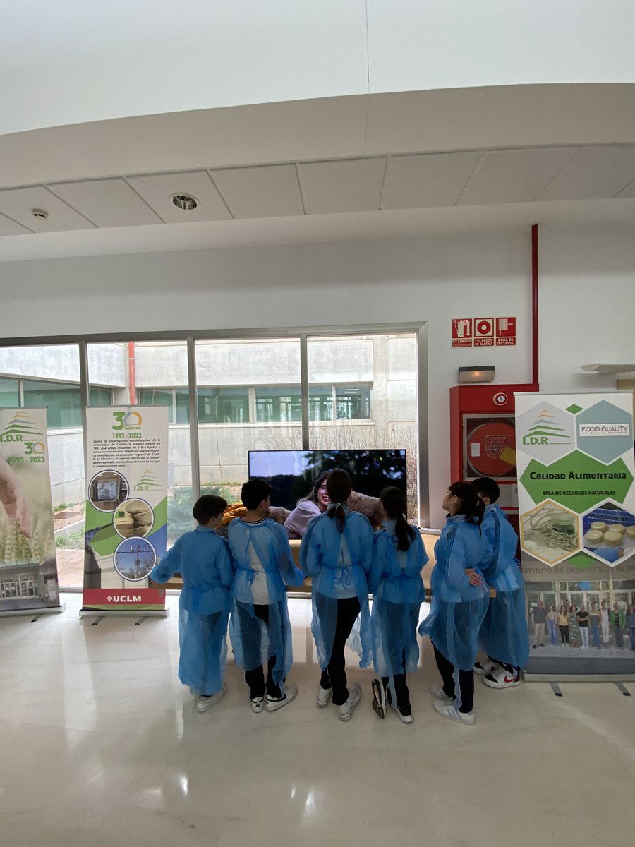 mcccodina's tweet photo. Hoy en el @idr_uclm  hemos celebrado el Día de la mujer y la niña en la ciencia con alumn@s de primaria haciendo mantequilla y yogur🥛👩🏻‍🔬 https://t.co/Ukdqa0NhNq