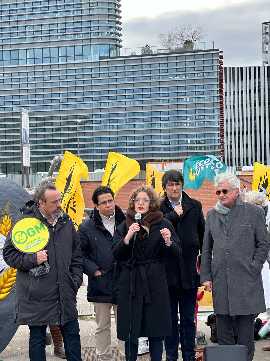 MounirSatouri's tweet photo. ✅Présent.e.s au rassemblement avec la @ConfPaysanne devant le PE🇪🇺, nous réaffirmons notre opposition ferme et sans concession à la dérégulation des #OGM
❌Avec mes collègues @GreensEFA et @AssoPollinis, nous disons NON au brevetage du vivant❗️#StopOGM https://t.co/e8Gl3XlZ29