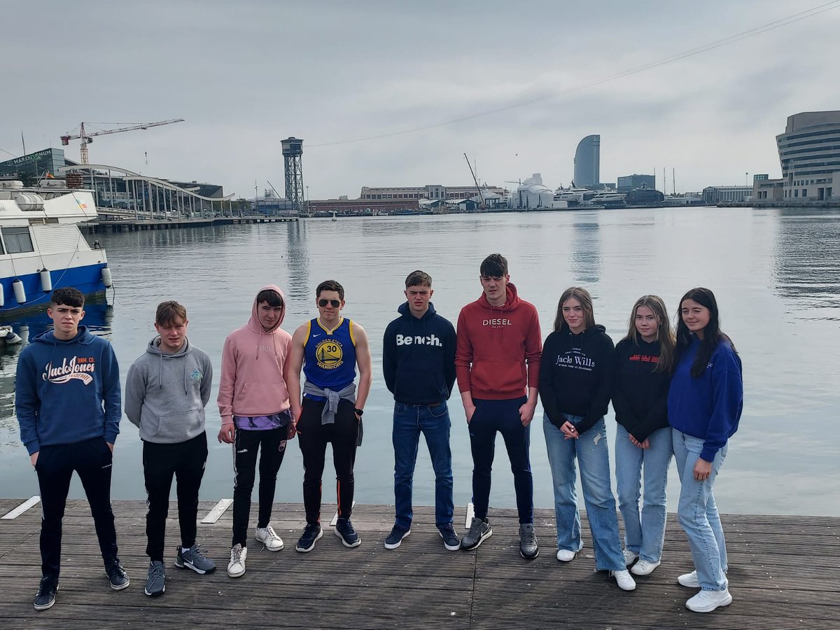 ColaisteChomain's tweet photo. Roinnt grianghraif do scoláirí na hIdirbhliana agus na Cúigiú Bliana ar thuras scoile go dtí Barcelona an tseachtain seo. Tá siad ag baint taitnimh as an dea-aimsir agus cultúr na Spáinne gan dabht! 🌞🇪🇸 https://t.co/JiekedhQEe