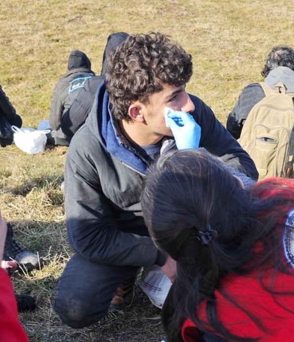 Kid_Pex's tweet photo. Heute im Grenzgebiet 🇭🇷🇧🇦: Verletzungen von Schlägen der kroatischen Polizei an Geflüchteten behandeln, Pushback-Fälle mit Lebensmitteln & Kleidung versorgen.
Danke an alle, die unsere Hilfe möglich machen❤️
AT20 2011 1842 8097 8400 https://t.co/23GB4E2DxV