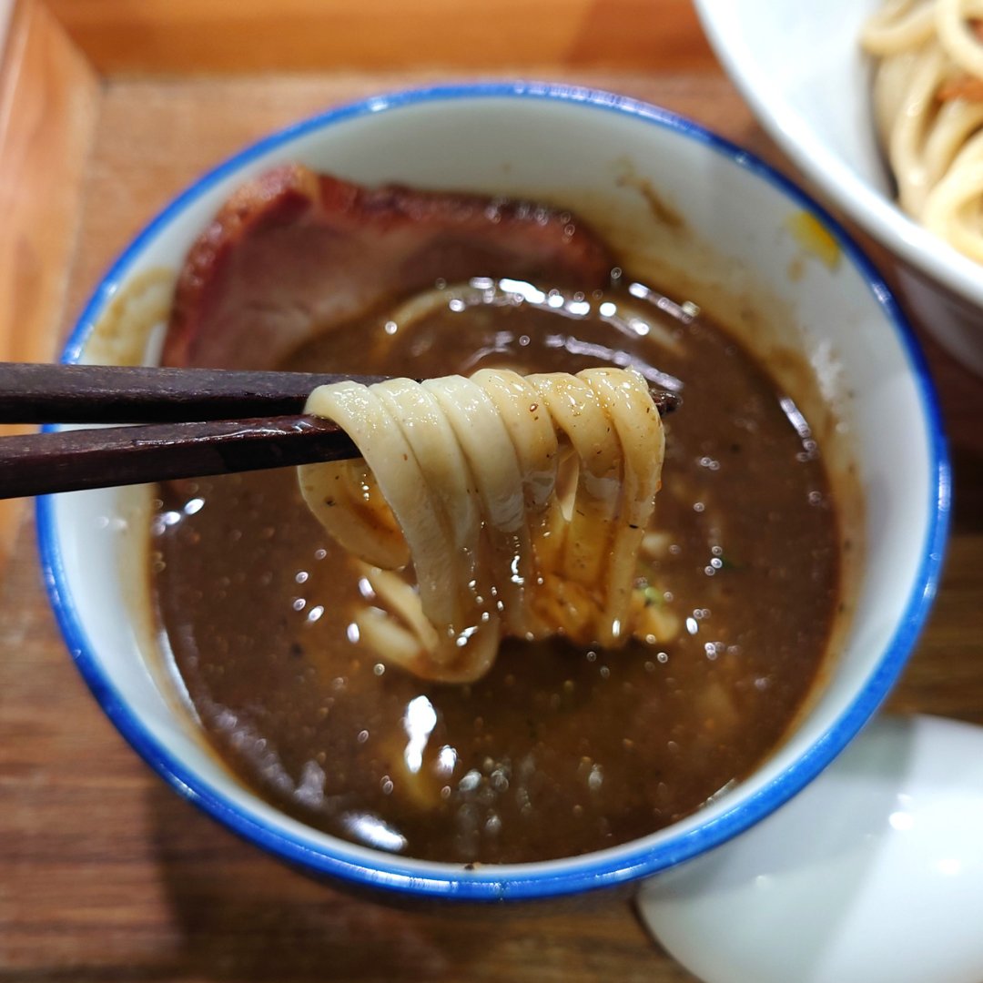 ramen__engineer's tweet photo. 店名：#煮干しつけ麺宮元
メニュー：極濃煮干しつけ麺 1,050円

蒲田駅より徒歩5分🚃
人気つけ麺店「麺屋一燈」で修業した店主が2015年4月蒲田にオープンした人気店🍜
規格外の濃厚煮干に風味豊かな極太ストレート麺がうますぎる贅沢な一杯でした👍

詳しい情報はブログへ↓
https://t.co/obg5gd1cf8 https://t.co/JlU64cZW8a