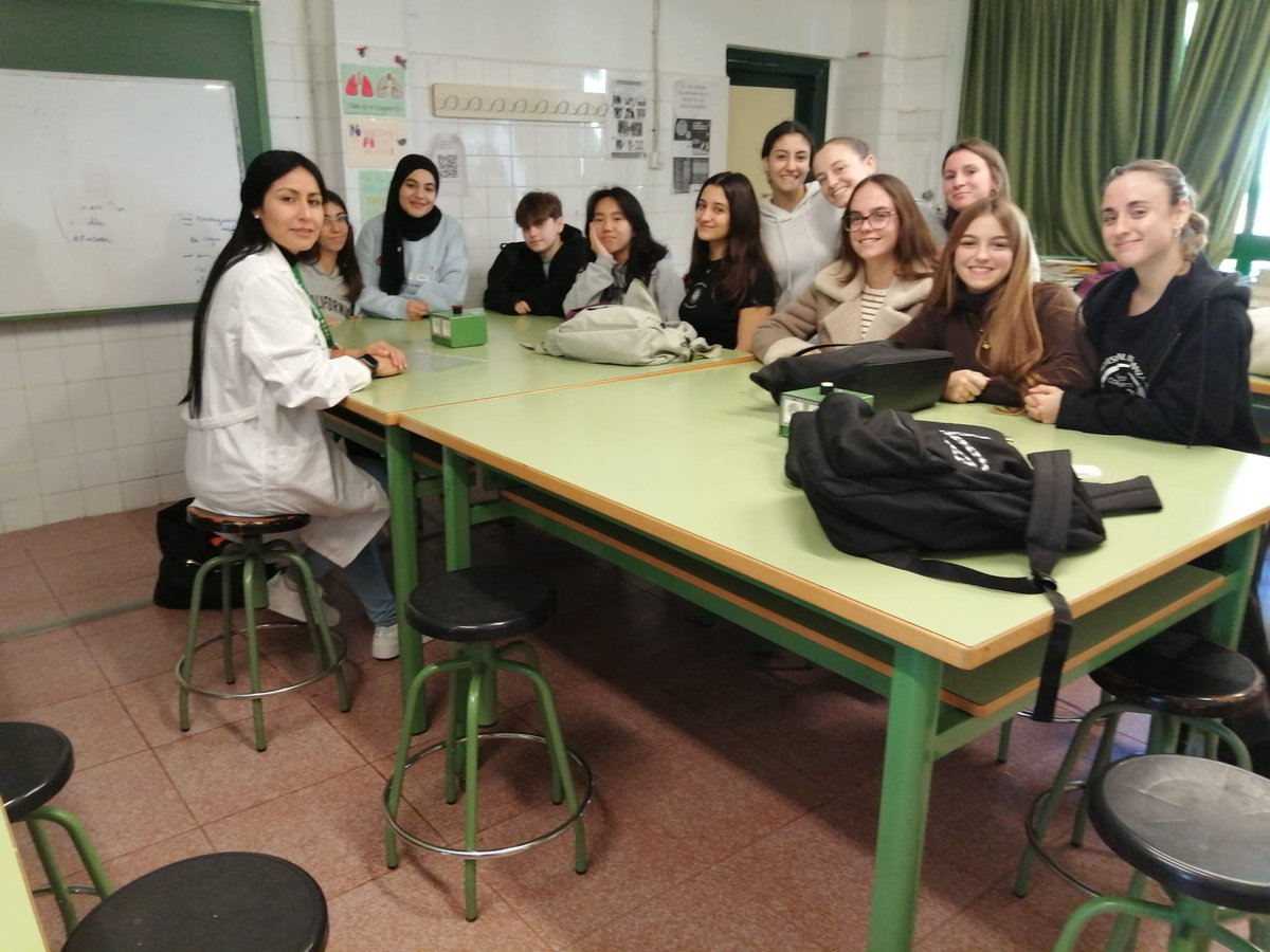 UIB_HUTorrecard's tweet photo. Con motivo del "Dia de la Mujer y la Niña en la Ciencia" (11 febrero), desde la @UIB_HUTorrecard  del @TorrecardenasHU se ha puesto en marcha una iniciativa para promocionar la ciencia en los centros educativos de Almería. @Anny_Camelo ha estado hoy a los alumnos del IES Azcona. https://t.co/EbaH88iHbn