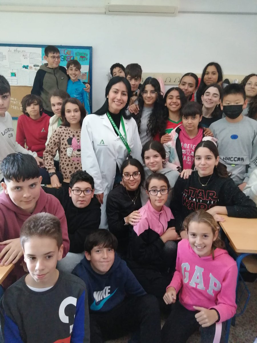 Con motivo del "Dia de la Mujer y la Niña en la Ciencia" (11 febrero), desde la <a href="/UIB_HUTorrecard/">Unidad Investigación Biomédica HU Torrecárdenas</a>  del <a href="/TorrecardenasHU/">Hospital Universitario Torrecárdenas</a> se ha puesto en marcha una iniciativa para promocionar la ciencia en los centros educativos de Almería. <a href="/Anny_Camelo/">👩🏻‍🔬Aɴɴʏ Cᴀᴍᴇʟᴏ🔬</a> ha estado hoy a los alumnos del IES Azcona.