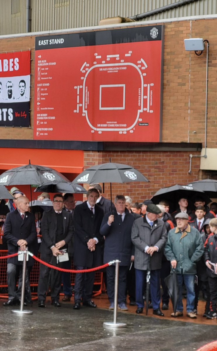 ♥🌹 Sir Alex Ferguson, Jim Ratcliffe, Dave Brailsford y Andy Burnham en Old Trafford para el monumento conmemorativo del desastre aéreo de Múnich. [@RichMartinMcr]