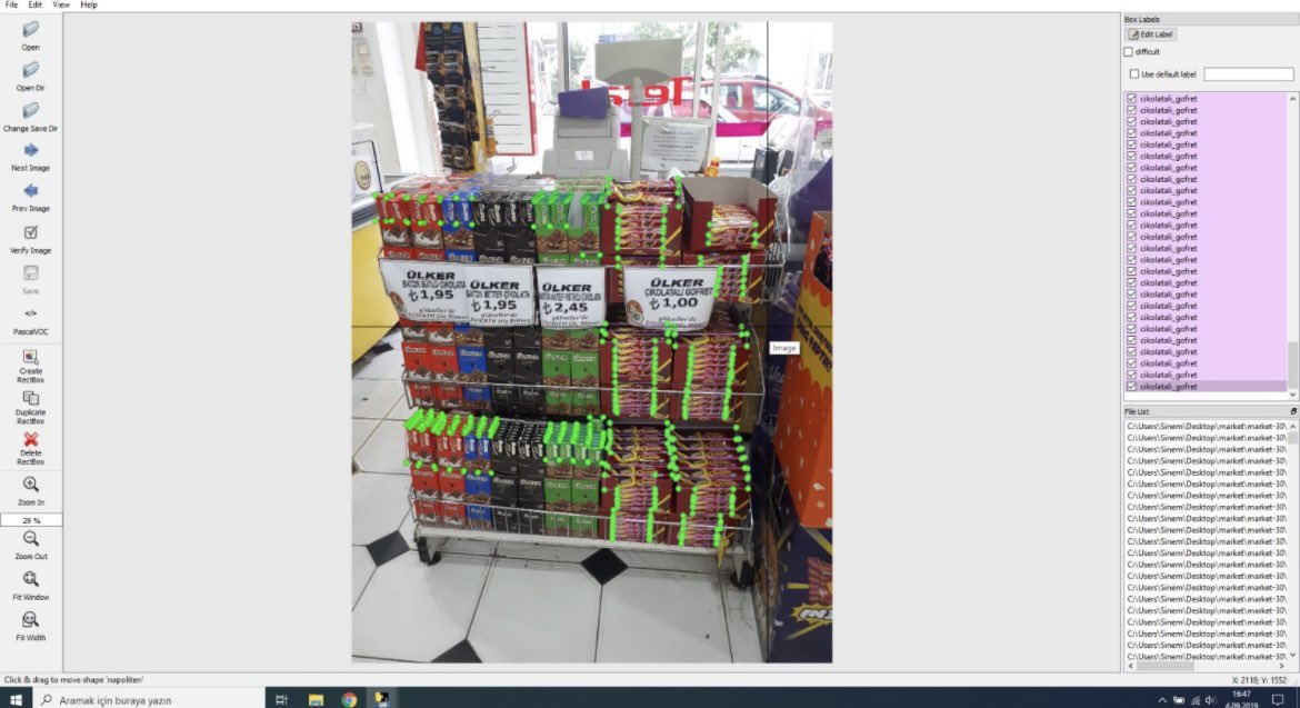 drbetulay's tweet photo. HATİCE VE ÜLKER ÇİKOLATA 🍫 
(6 Şubat 2022)

2019-2020 yılları arasında @Ulker’e market raflarından çikolata ürünlerinin otomatik tanınması için yapay zeka modeli geliştiriyorduk. Sevgili Hatice Geçer bölümümüzün öğrencisiydi ve işe ihtiyacı olduğunu söylemişti. Ben de raflardaki çikolataların labelimg tool ile etiketlemesi için ona görev vermiştim. Binlerce çikolata etiketliyordu, bazen gözleri kızarmış halde geldiğinde çok kızıyordum, dinlen acelesi yok diyordum 👩🏻‍💻 O kadar çalışkan ve naifti ki. Daha sonra @SavunmaSanayii projemize bursiyer aldık. Çeşitli görüntü tanıma modellerinin eğitimi için veri işleme ve etiketleme yaptı 💻

🔖 Mezun olunca Adıyaman’a 112 Acil Çağrı Merkezi’ne atandı. Çok sevinçliydi. Ara ara konuşuyorduk, hocam çikolata etiketleme ihtiyacınız olursa boş zamanda yardım edebilirim diyordu 😊 1.5 yıl sonra 6 şubatta depremde enkaz altında olduğunu öğrendik. Çöken binaya kepçe ve yardım ulaşabildi, umutlandık ancak sağ çıkamadı. Elim ayağım titredi, @ilknur23dogan benim diğer mezun öğrencimle birbirimize sarıldık 🙍‍♀️ Öğrencimi koruyamamış gibi hissettim. Utandığım için odama geçip hıçkıra hıçkıra ağladım. Keşke atanmasaydı ya da izin vermeseydim gitmesine bizimle çalışmaya devam etseydi diye. Nerden bilebilirdik? Kader.. Allah işin de hayırlısını nasip etmeliymiş..😔 

Seni çok seviyorum Hatice 💐🍫

#asrinfelaketi #26Şubat2022