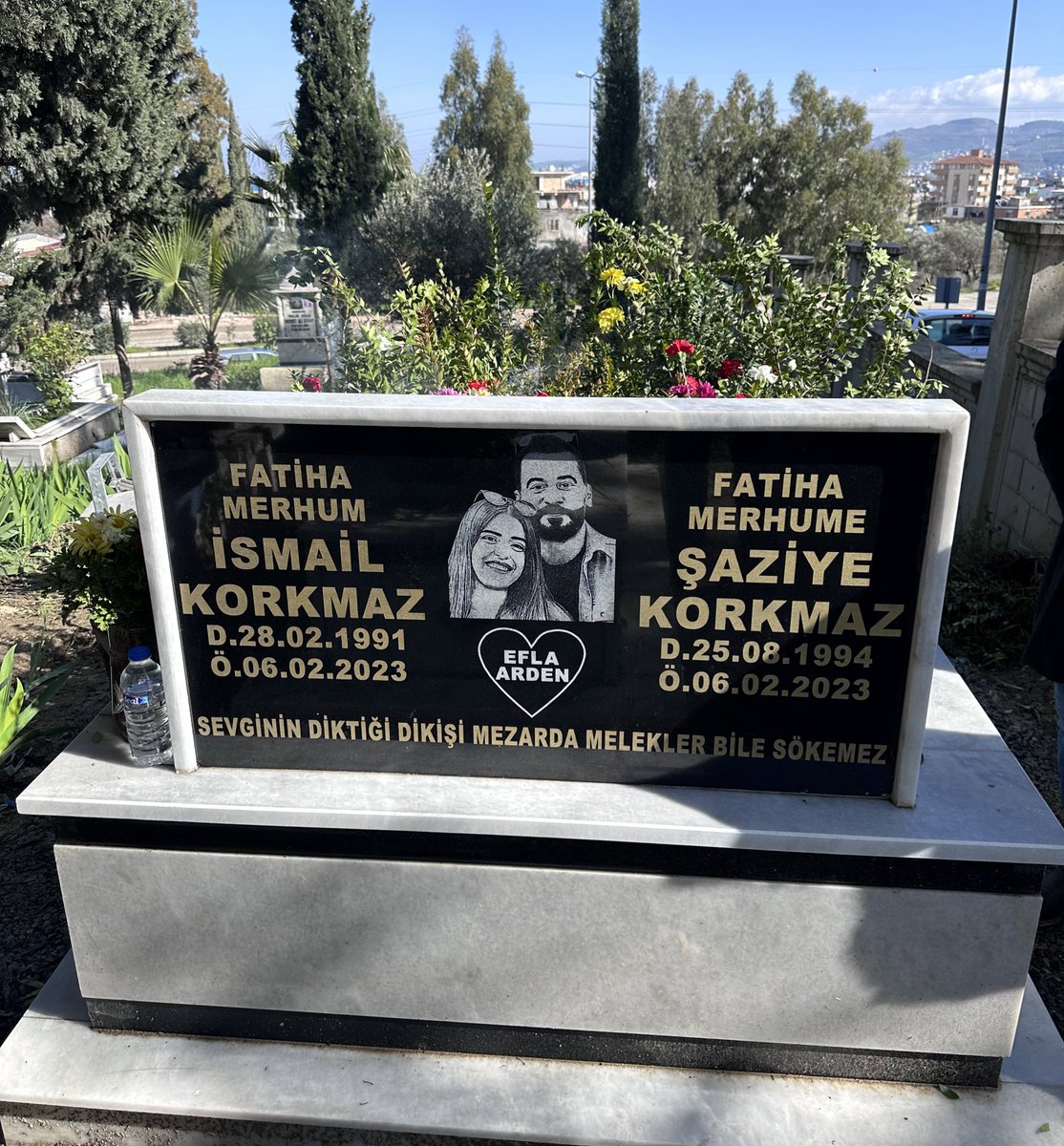 İsmail ve eşi, 9 aylık hamile Şaziye
Her an doğum başlar diye hazırdı çantaları,
Heyecan ve umut doluydu bohçaları...
Tam 1 sene oldu, bir koca yıl... 
Dünyamız yıkılmıştı 6 Şubat sabahı,
Deprem oldu, artık Şaziye ve İsmail yoktu…
Bebek mi?
Hastanede değil enkaz altında doğdu+++