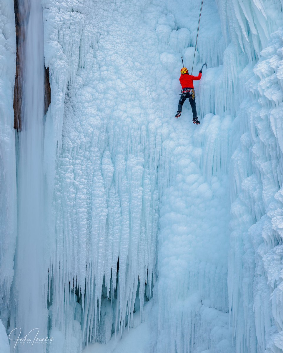 Ice climbing. #glinščica #glinščicavalley #valrosandra #trst #trieste #waterfall #iceclimbing #frozen #ice #winter #italy #italia #landscape #sports #wintersport #nature #outdoors #outdoorphotography #natgeo