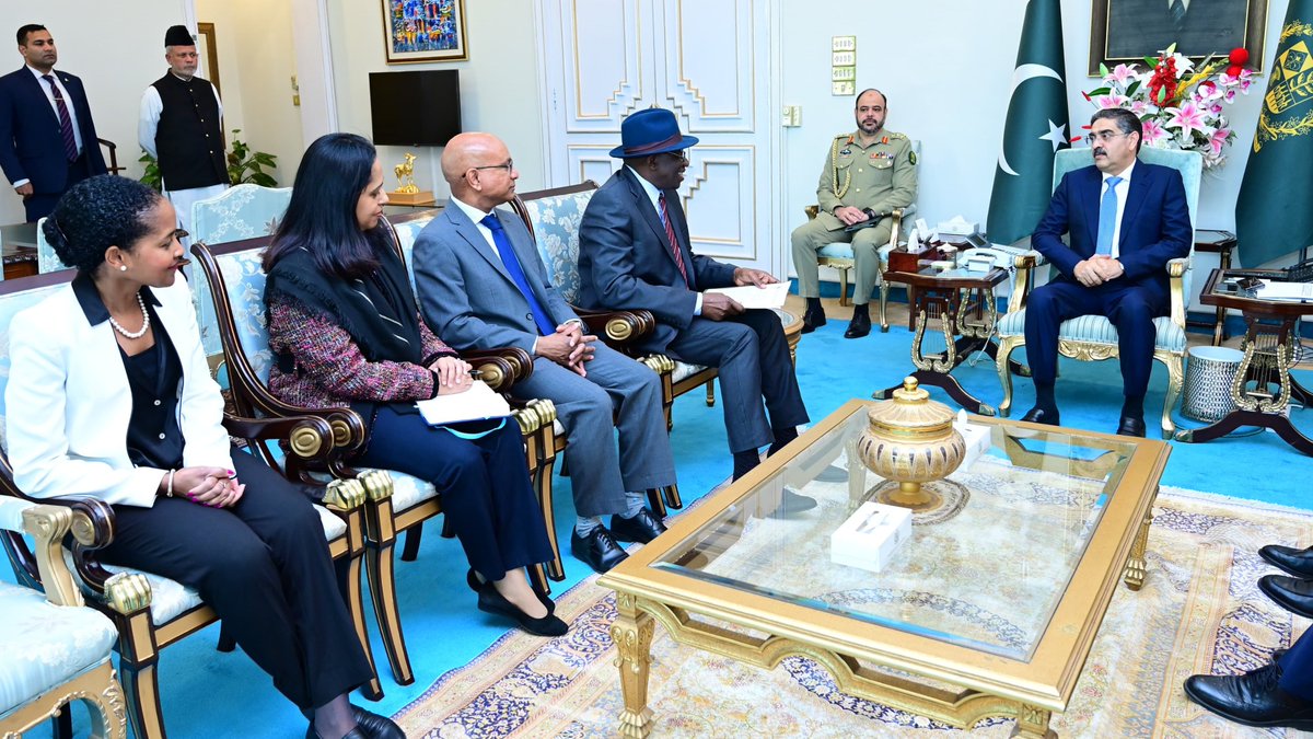 Chairperson of the #Commonwealth Observer Group, @GEJonathan, paid a courtesy visit to Pakistan's Caretaker Prime Minister, @Anwaar_kakar. They discussed the general political landscape and various preparations for the #Pakistan elections on 8 February. #CommonwealthElections