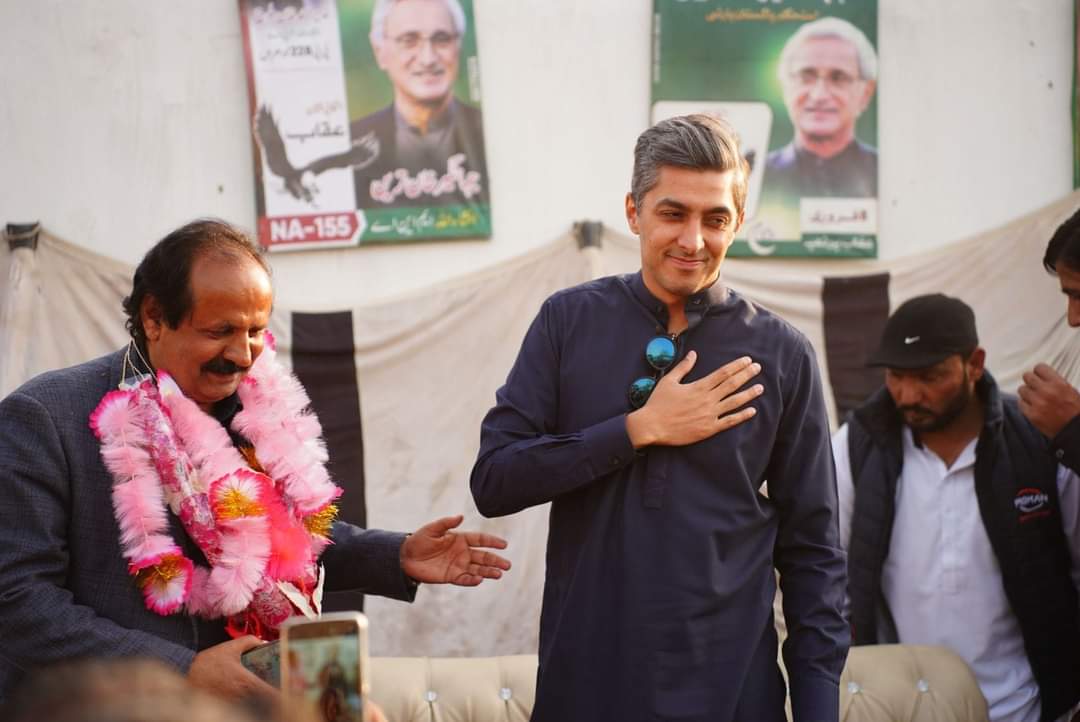 لودھراں: علی خان ترین نے ٹھٹی سمیجہ میں طاہر رشید کی جانب سے منعقدہ کارنر میٹنگ میں شرکت کی اور کارکنوں سے خطاب کیا۔ 

اس موقع پر امیدوار برائے صوبائی اسمبلی حلقہ پی پی 228 سردار نذیر احمد خان بلوچ، راؤ محمد عمران و دیگر بھی موجود تھے۔