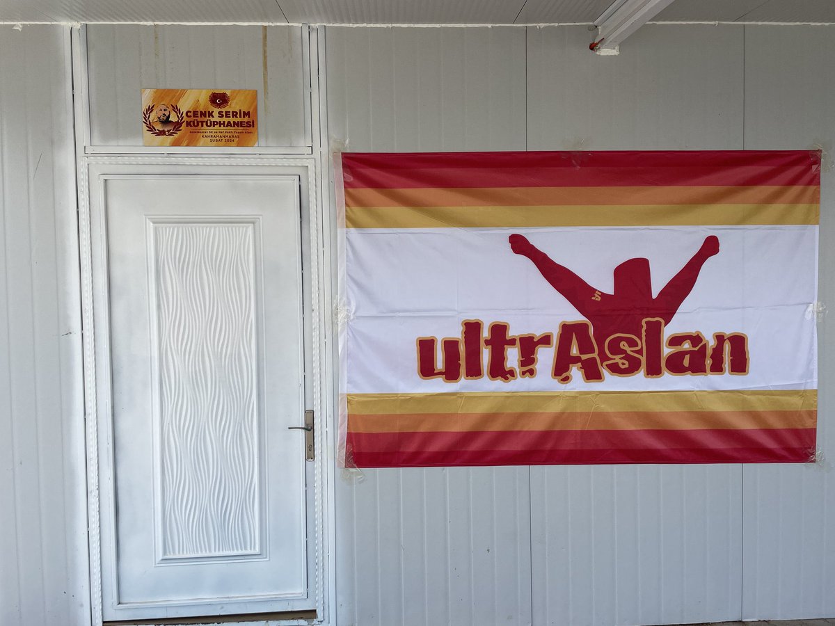 uATekirdag59's tweet photo. 3 ay önce kaybettiğimiz ağabeyimiz Cenk Serim’in adını yaşatmak ve Galatasaray Konteyner Kent’teki kardeşlerimizin eğitimlerine destek olmak için Başkanımız Sayın Dursun Özbek, yönetim kurulu üyelerimiz ve ultrAslan Avrupa’nın katılımlarıyla “Cenk Serim Kütüphanesi”oluşturuldu. https://t.co/PFuudGkMbb