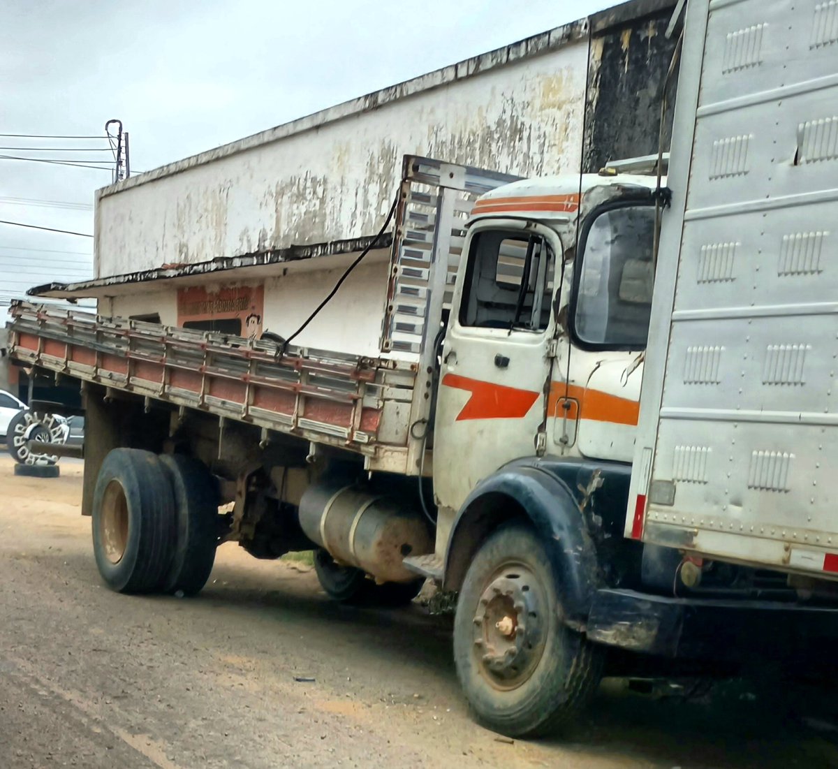CarrosPodres's tweet photo. #MercedesBenz #mb1113 #mbo362 #Iguatu #Ceará #Brasil 
REGISTRO EM IGUATU-CE
FOTO DE LEANDRO PORFIRIO
#Guerreiroematividade
#carroantigo #caminhãoantigo #motoantiga #antigomobilismo #veiculoantigo #tratorantigo #ônibusantigo #motoracombustao https://t.co/UcmiLraEdC