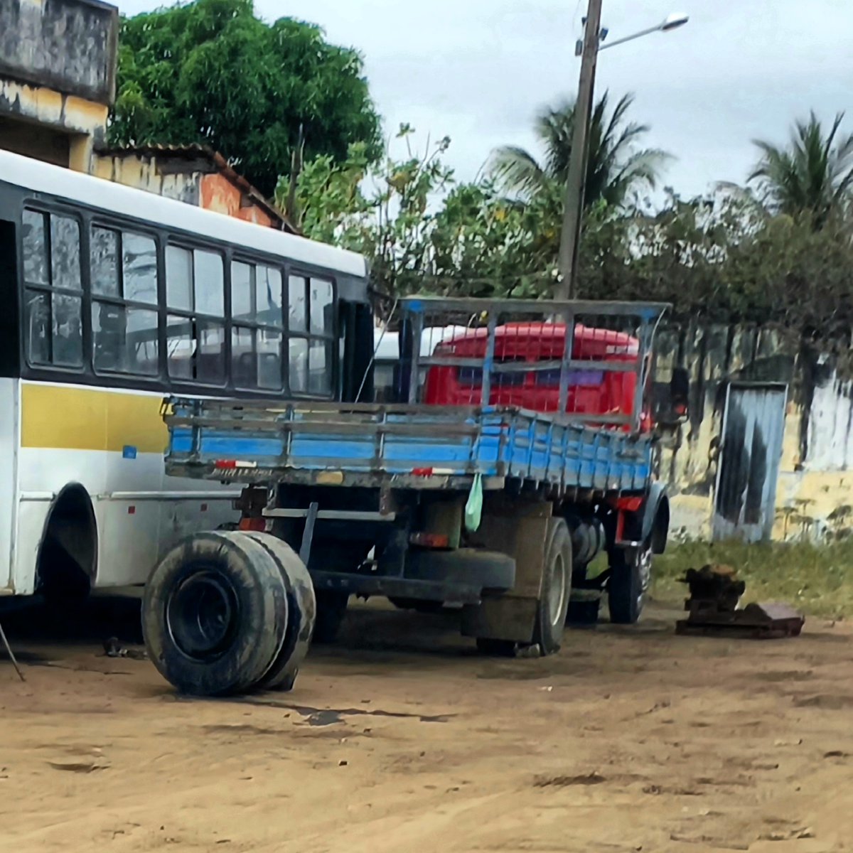 CarrosPodres's tweet photo. #MercedesBenz #mb1113 #mbo362 #Iguatu #Ceará #Brasil 
REGISTRO EM IGUATU-CE
FOTO DE LEANDRO PORFIRIO
#Guerreiroematividade
#carroantigo #caminhãoantigo #motoantiga #antigomobilismo #veiculoantigo #tratorantigo #ônibusantigo #motoracombustao https://t.co/UcmiLraEdC