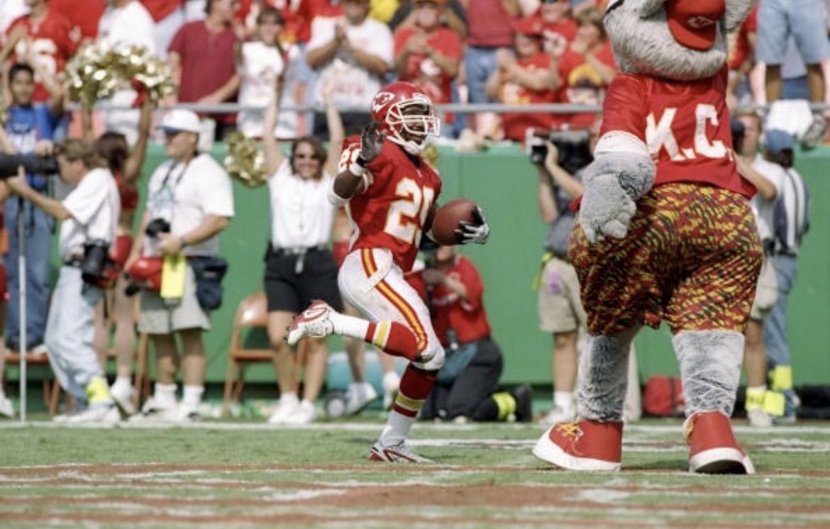MarkMcMillian29's tweet photo. You canโt make this up I had to show @kcwolf some love yesterday at the super bowl kickoff here in Vegas after all he always showed me love when I made a big play in KC #KCWolf #MightyMouse #ChiefsKingdom https://t.co/IC0ArBN6fA