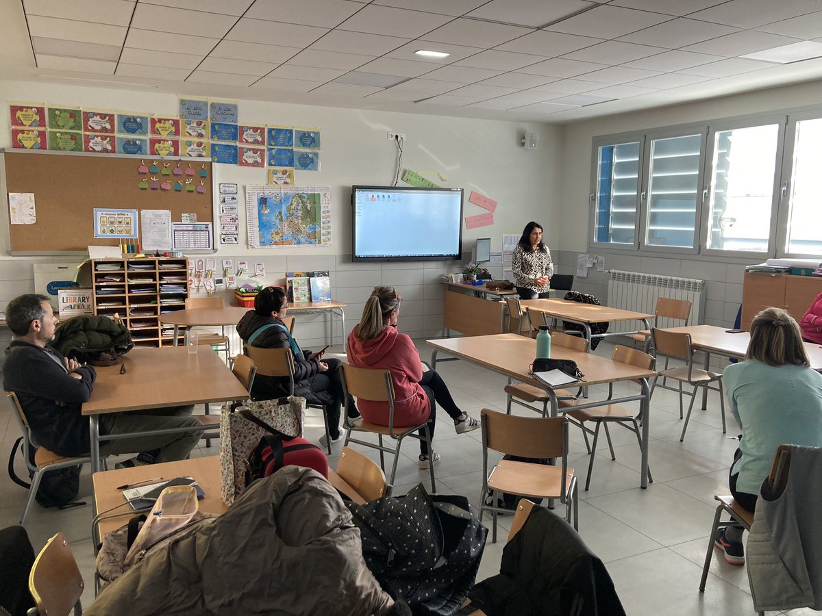 ErasmusPlusV3's tweet photo. Hoy en el Seminario Erasmus+ del @Valdespartera3 hemos contado con la ponencia de Lola Tena directora del CEIP Vadorrey Les Allèes que nos ha dado muchas ideas para nuestras futuras propuestas además de enseñarnos algunas de las propuestas Erasmus de su centro @sepie https://t.co/UpiSMx6D0l