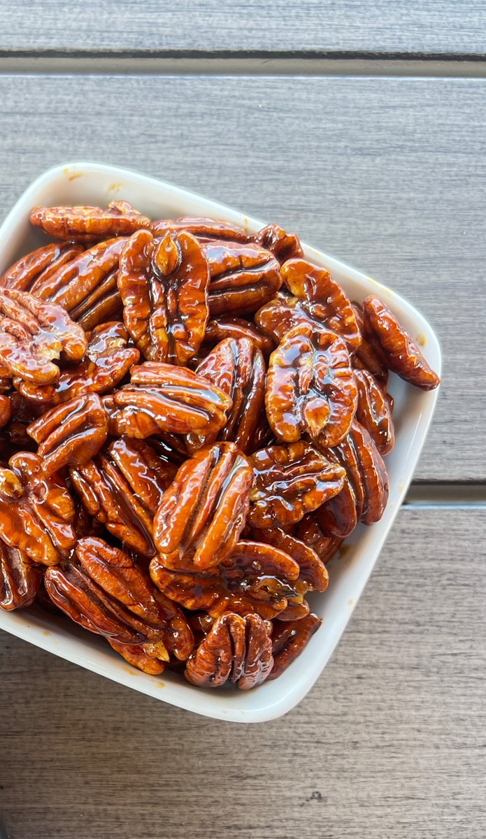 CANDIED NUTS made with just pecans, syrup, & cinnamon 💜#effortlesseats #candiednuts #healthytreat #candiedpecans #healthyrecipes #easyrecipe #rd2be #futuredietitian #nutrition