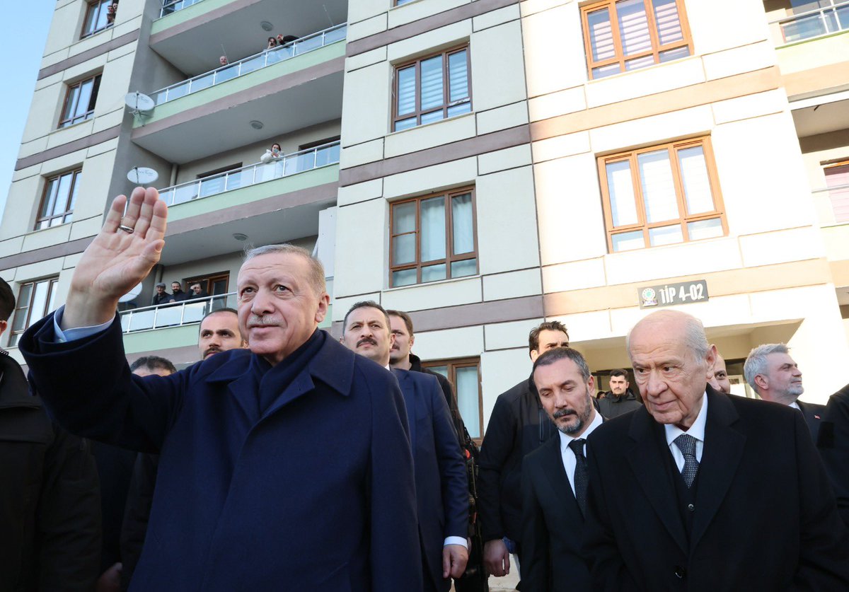 Akparti's tweet photo. Cumhurbaşkanımız Recep Tayyip Erdoğan, Kahramanmaraş'taki temasları kapsamında TOKİ Konutlarında ikamet eden depremzede bir aileyi ziyaret etti. https://t.co/F4VZEjPy1J