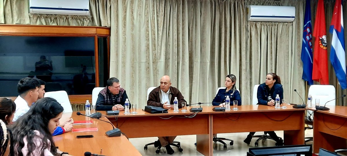 DrRobertoMOjeda's tweet photo. Juntos dimos seguimiento a los acuerdos del 10mo. Congreso de la @FeuCuba e intercambiamos sobre el apoyo de los universitarios a las prioridades del país para este año.

Ustedes son los guardianes de esta Revolución y la organización puede contar siempre con el @PartidoPCC. https://t.co/HEg80nU9Ie