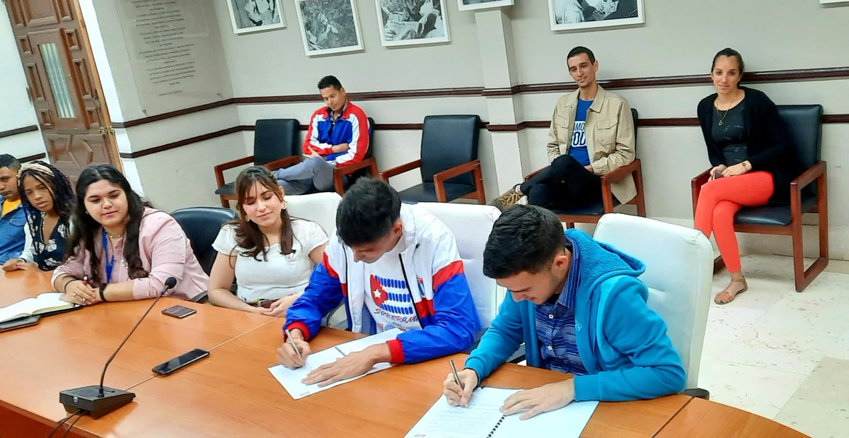 DrRobertoMOjeda's tweet photo. Juntos dimos seguimiento a los acuerdos del 10mo. Congreso de la @FeuCuba e intercambiamos sobre el apoyo de los universitarios a las prioridades del país para este año.

Ustedes son los guardianes de esta Revolución y la organización puede contar siempre con el @PartidoPCC. https://t.co/HEg80nU9Ie