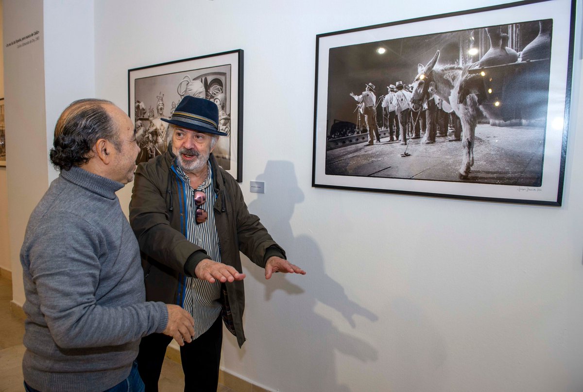 𝐑𝐞𝐠𝐫𝐞𝐬𝐨 𝐚 𝐥𝐨𝐬 𝟖𝟎 𝐜𝐨𝐧 𝐞𝐥 𝐚𝐮𝐭𝐨𝐫 𝐦𝐚́𝐬 𝐩𝐫𝐞𝐦𝐢𝐚𝐝𝐨. Esta mañana he viajado a la Década Mágica del Carnaval con mi amigo Antonio Martín. Me ha contado la anécdota de la burrita.
 <a href="/LaComparsadeAM/">Antonio Martín</a> <a href="/CDC_CadizCF/">Con Dones Cadistas 💛💙</a> #Cadiz #COAC2024S2 #Carnaval2024   <a href="/Cajasol/">Fundación Cajasol</a>