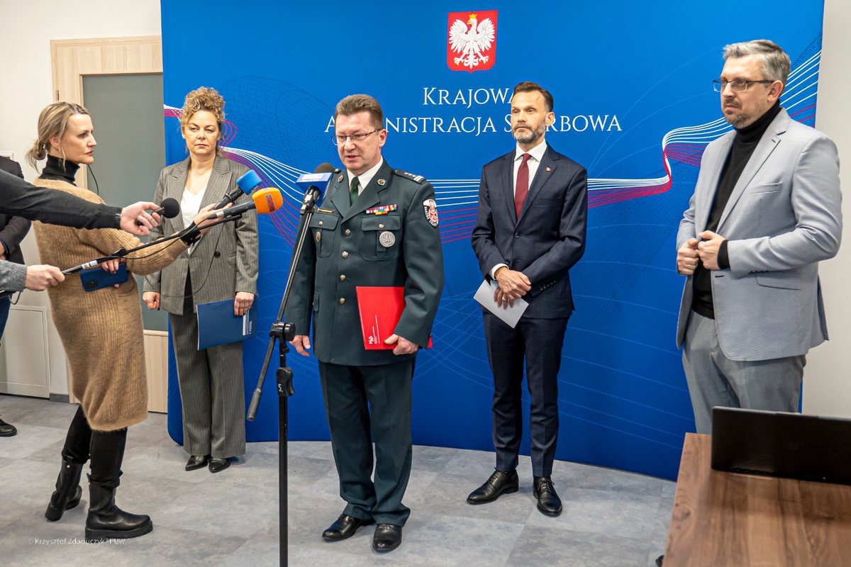 PodlaskiUW's tweet image. 💙 Wspierajmy podlaskie „pozarządówki”. 1,5 proc. swojego podatku zostaw w Podlaskiem - to hasło wspólnej akcji Wojewody Jacka Brzozowskiego @brzozowskij, białostockiej Izby Administracji Skrabowej @KAS_Bialystok oraz Ośrodka Wspierania Organizacji Pozarządowych - OWOP.