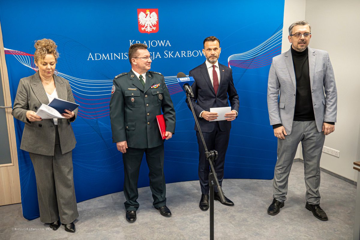 PodlaskiUW's tweet image. 💙 Wspierajmy podlaskie „pozarządówki”. 1,5 proc. swojego podatku zostaw w Podlaskiem - to hasło wspólnej akcji Wojewody Jacka Brzozowskiego @brzozowskij, białostockiej Izby Administracji Skrabowej @KAS_Bialystok oraz Ośrodka Wspierania Organizacji Pozarządowych - OWOP.