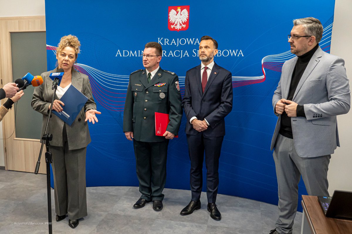 PodlaskiUW's tweet image. 💙 Wspierajmy podlaskie „pozarządówki”. 1,5 proc. swojego podatku zostaw w Podlaskiem - to hasło wspólnej akcji Wojewody Jacka Brzozowskiego @brzozowskij, białostockiej Izby Administracji Skrabowej @KAS_Bialystok oraz Ośrodka Wspierania Organizacji Pozarządowych - OWOP.