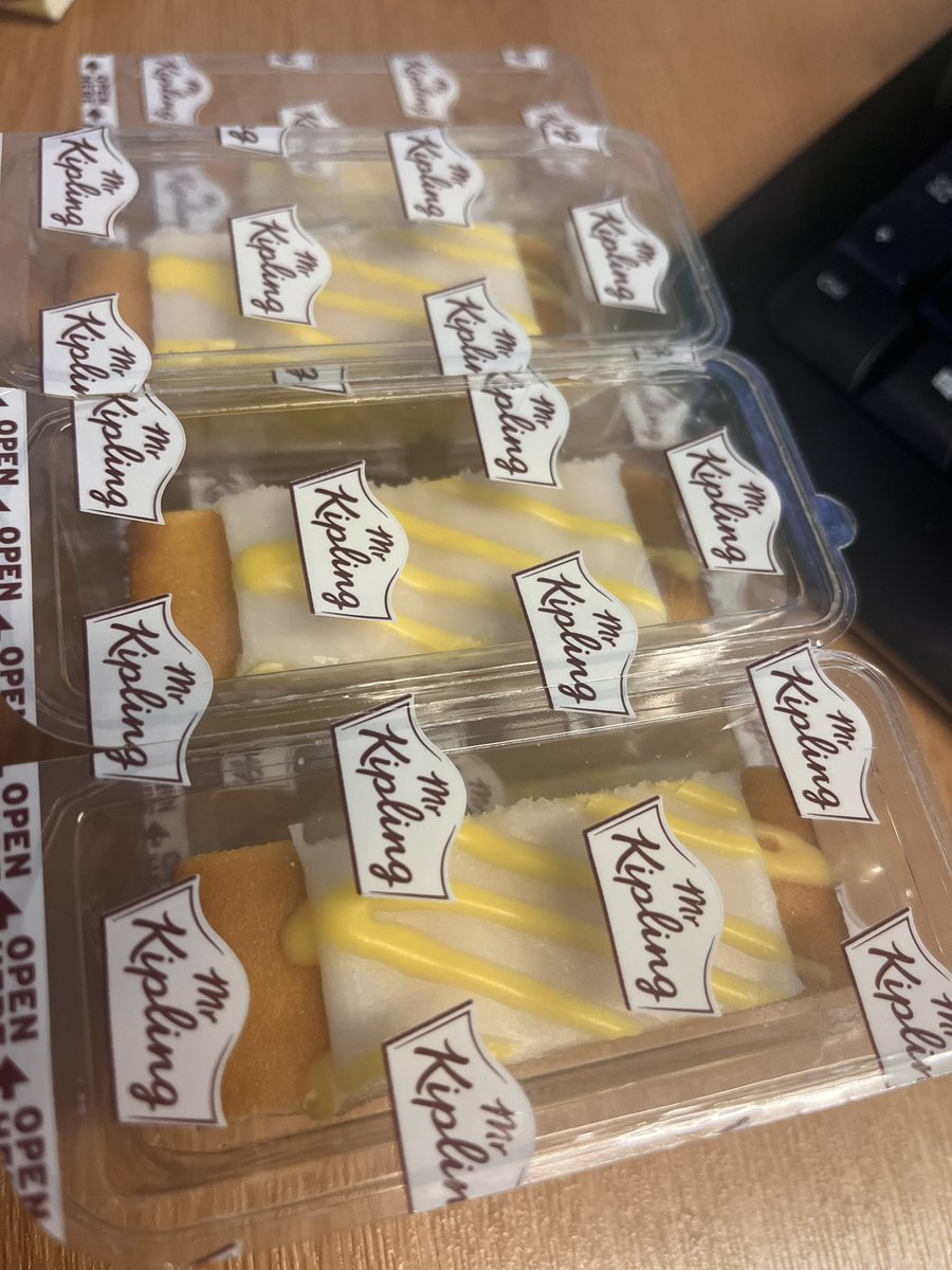 I know things are tight for us all at the minute, but I have say <a href="/PremierFoodsPLC/">Premier Foods</a> - my #MrKipling lemon slices didn’t quite hit the mark today!! 🥹😆 #icingrations #thewholepack #listentothemug #feelingjudged