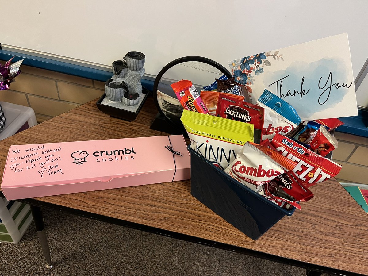 molliejoneseci1's tweet photo. Huge thanks to 2nd grade team for all the love today and this sweet 5th grader. I am so blessed!! #ilovemyjob #initforkids https://t.co/YCiwXSTj66
