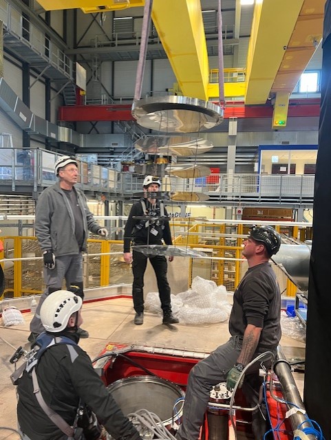 DUNEScience's tweet photo. The seal to close the access hole to protoDUNE HD is lowered into place. Credit: CERN #protoDUNE https://t.co/upcHvXgVaZ