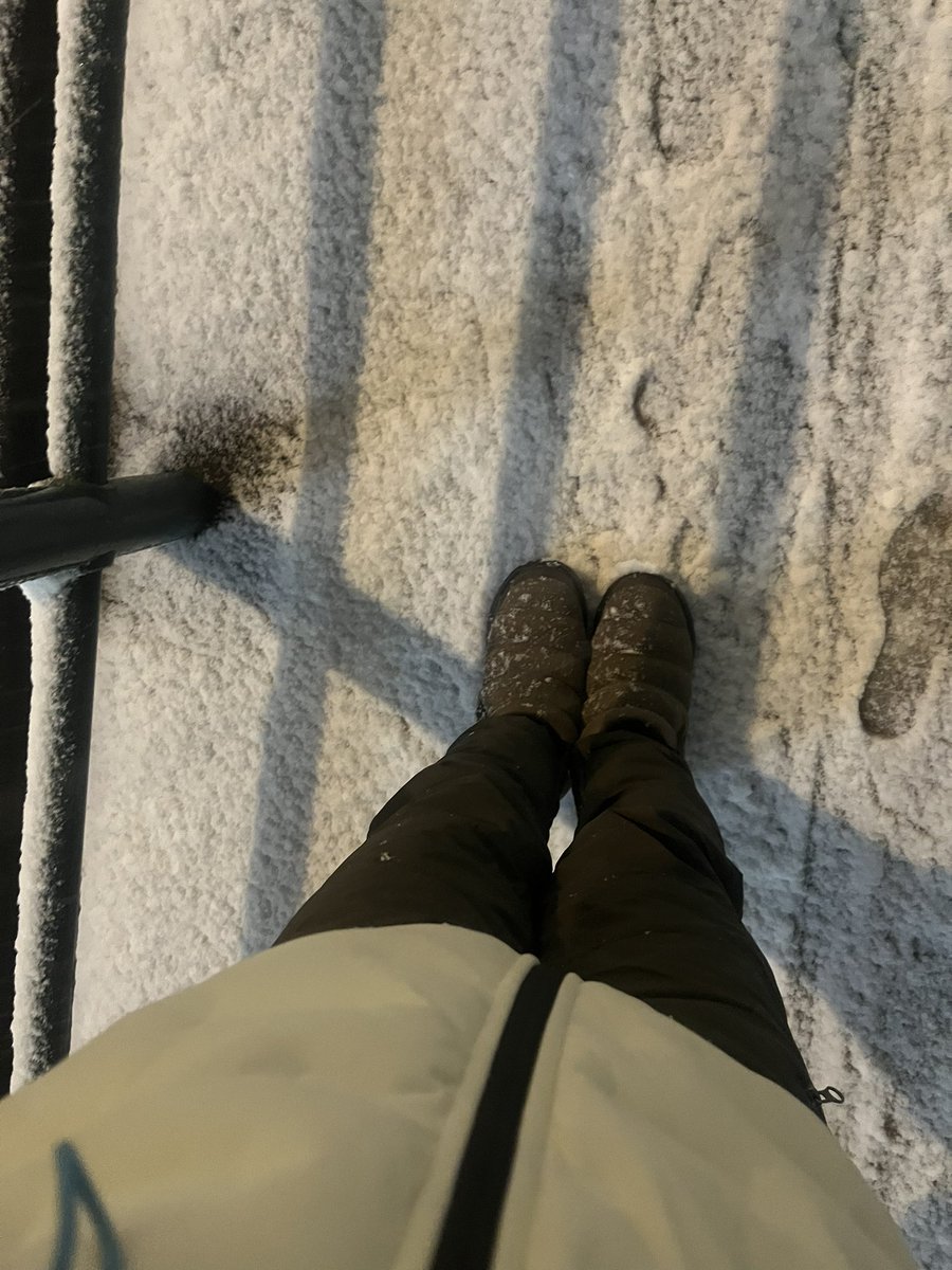 昨日のリアル服は
ブーツ、パンツ、ダウン、全てワークマンになった。<a href="/workman_plus/">ワークマン公式🌈</a> 
雪の日雨の日寒い日暑い日、圧倒的信頼感のワークマンに手が伸びる。