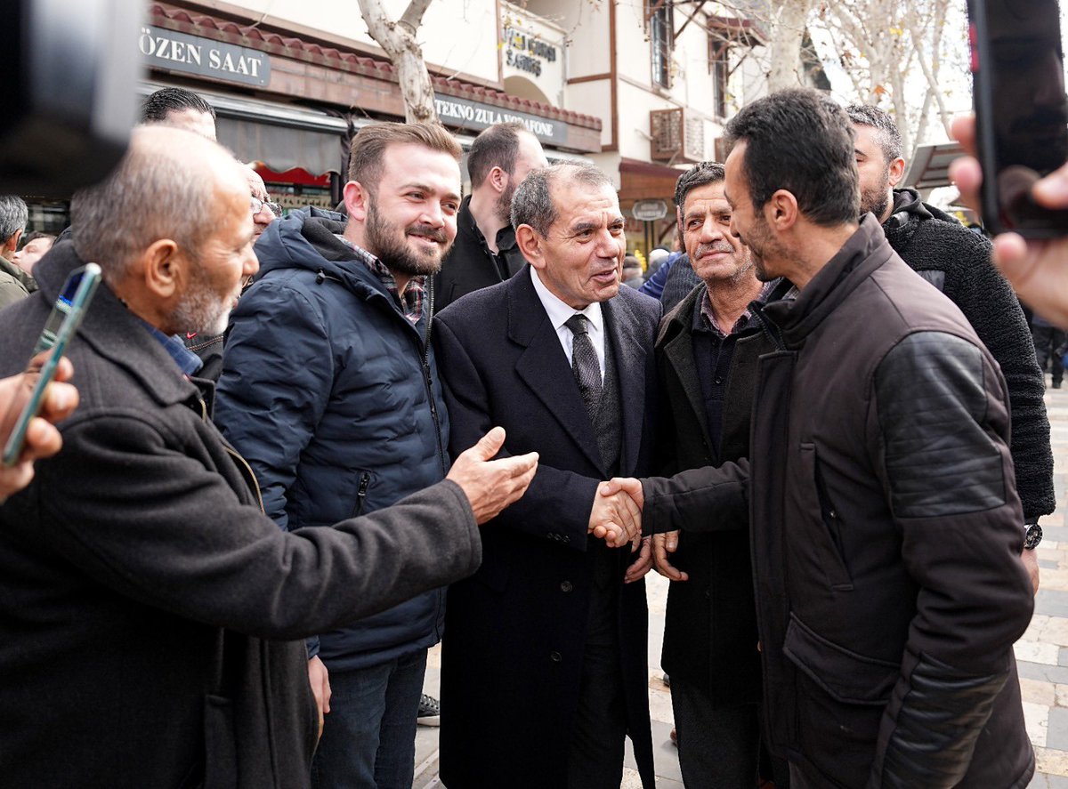 GalatasaraySK's tweet photo. 6 Şubat 2023’te gerçekleşen yıkıcı depremin ardından kulübümüz hızlı aksiyon alarak deprem bölgesinde yürüttüğü faaliyetlerine devam ediyor. 

Deprem felaketinin üzerinden geçen 1 senenin ardından Galatasaray Spor Kulübü Başkanı Dursun Aydın Özbek ve Yönetim Kurulu Üyeleri bölgeye geldi.

🔗 https://t.co/H4EwgrZBJY
