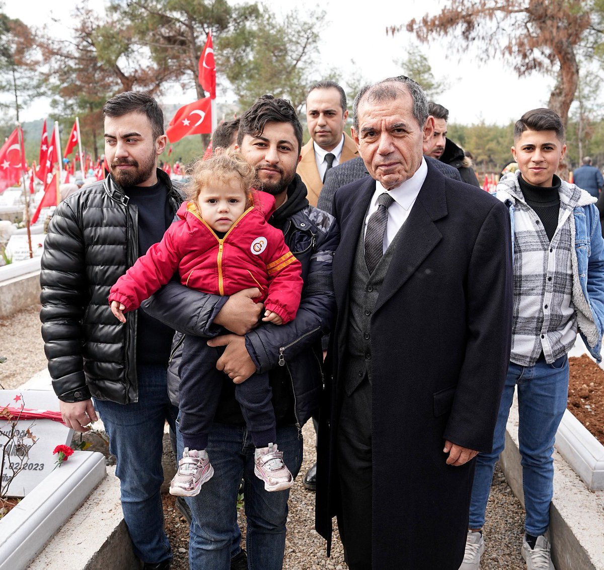 GalatasaraySK's tweet photo. 6 Şubat 2023’te gerçekleşen yıkıcı depremin ardından kulübümüz hızlı aksiyon alarak deprem bölgesinde yürüttüğü faaliyetlerine devam ediyor. 

Deprem felaketinin üzerinden geçen 1 senenin ardından Galatasaray Spor Kulübü Başkanı Dursun Aydın Özbek ve Yönetim Kurulu Üyeleri bölgeye geldi.

🔗 https://t.co/H4EwgrZBJY