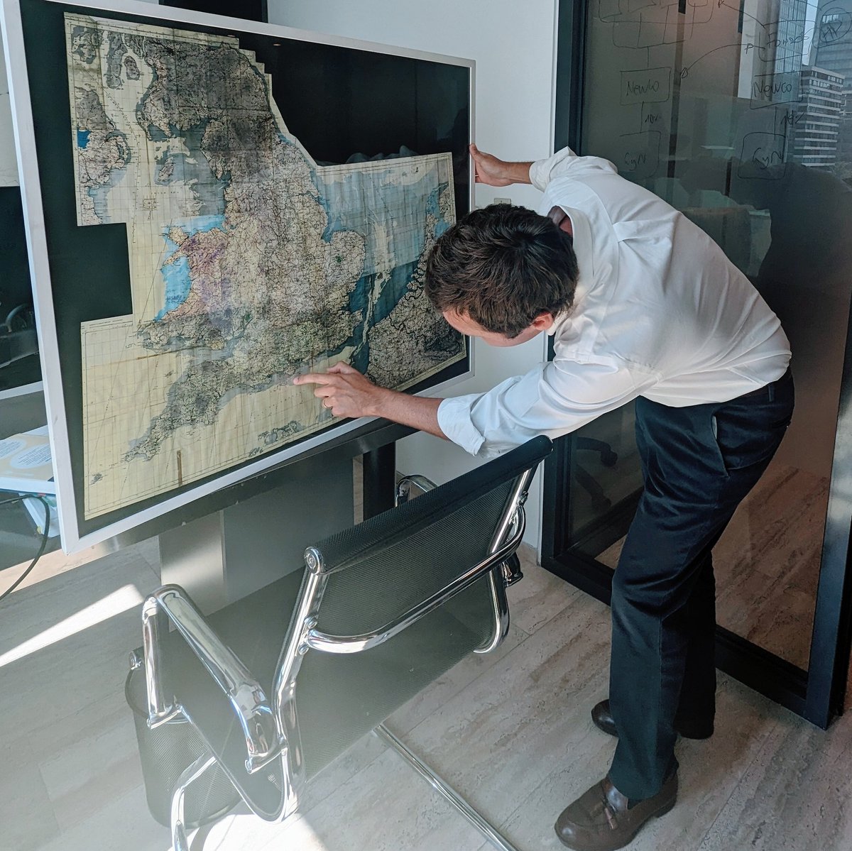 Ce matin, nous avons rencontré Sebastián, le petit-fils de Margot. Il nous a présenté quelques archives, et parlé de leur grande complicité. « Elle m'a laissé piloter son avion quand j'avais six ans », raconte-t-il dans un éclat de rire. « Mes parents ont failli la tuer ! »