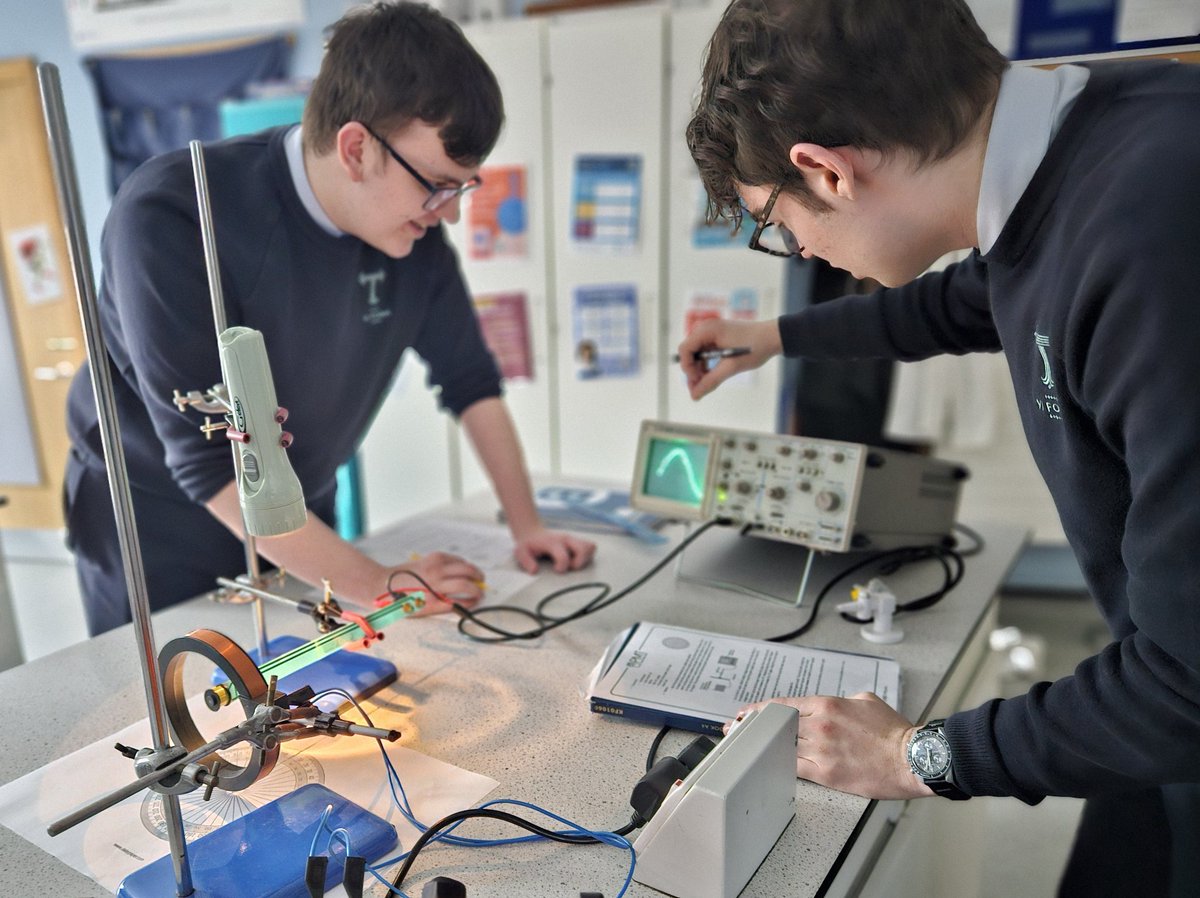 Year 13 physicists have been investigating flux linkage with a search coil and oscilloscope in their final required practical of the A Level course 🧲 👨‍🔬 #inspiringsubjectpassion #nurturingpotential #physics