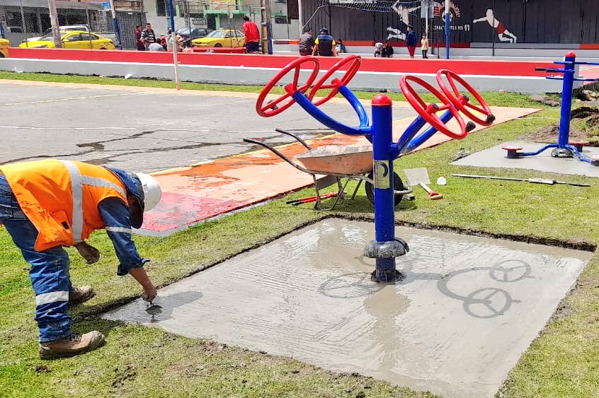 ObrasQuito's tweet photo. 🏞️#EspaciosPúblicos | Con calidad y compromiso avanzamos en el parque #CombatientesDel41🏞️
Trabajamos en:
🎨Pintura de espacios deportivos
👷Arreglo de aceras
👷Fundición de bases en juegos biosaludables
Los vecinos de la #Mena2 contarán con una nueva zona
#QuitoRenace https://t.co/fWWqkqha0x