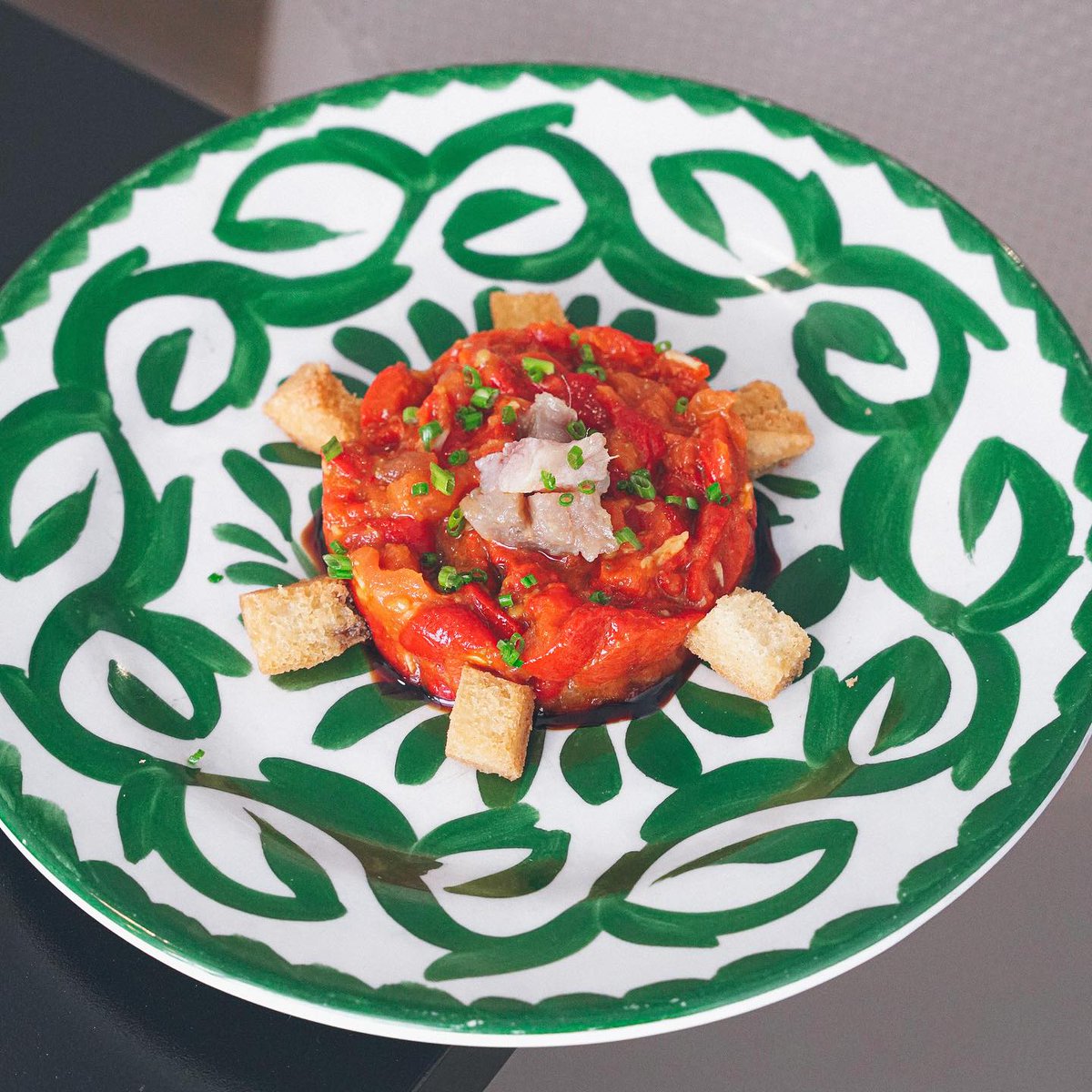 Y en forma de tapa muyyy sabrosa: Tapa “La Noria” que, acompañada de la bebida que prefieras, forma parte de nuestra Promoción “Especial Feria”, por solo 3.50€🤩