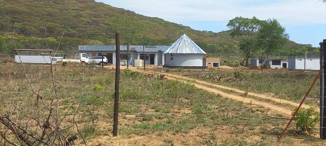 Uyu musha wangu . I have stayed here for 27 yrs. Its only last week that l was told by the court to vacate from that village before the 1st of March 2024. Its a 10 roomed house plus those other structures that you see , a borehole which is 110 metres deep and a 1 km length of...
