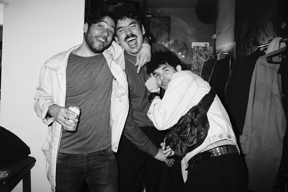 Los hermanos sean unidos,porque esa es la ley primera <3

2 de marzo <a href="/las_sombras_/">Las Sombras</a>  y <a href="/atrashaytruenos/">Atrás Hay Truenos</a> 
en <a href="/NicetoClub/">Niceto Club</a>  x @festivalrefresco

Preventa 1 agotada.
Tkts de Preventa 2 en el link de la bio.

fotos por @cascamanu