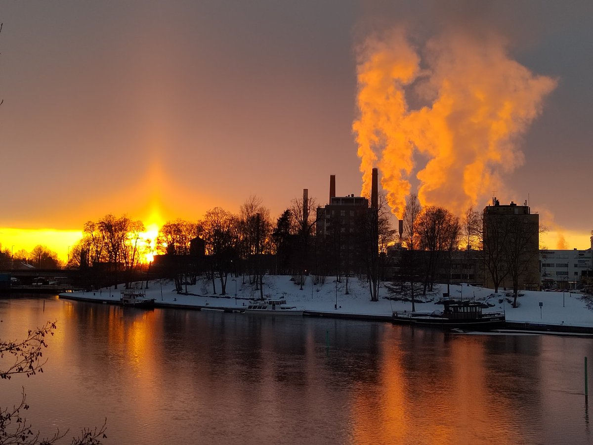 RitvaSavolaine1's tweet photo. @RitvaSavolaine1 Auringonlaskun aikaan tänään. #sunset_pics #sunsetcolors #winter2024 #honor50 #finlandwinter https://t.co/530kdE5YB1