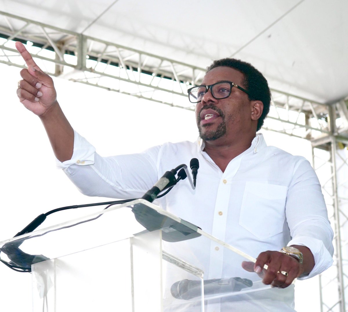 Linares ha defendido al <a href="/pldenlinea/">PLD</a> más que muchos Diputados actuales,   es un joven digno de admirar, pq cuando estábamos solos él nos defendió, defendió la marca, y el partido salió a flote por su defensa.