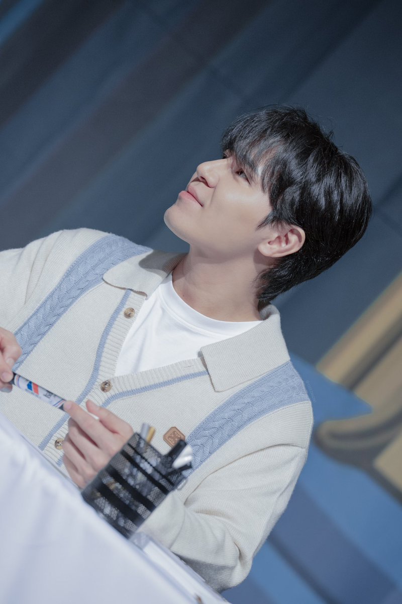 240204 팬클럽 팬싸인회
#이규형 배우님

다음 순서의 뀨러기를 따쓰한 눈빛으로 바라보는 배우님..😭🤍