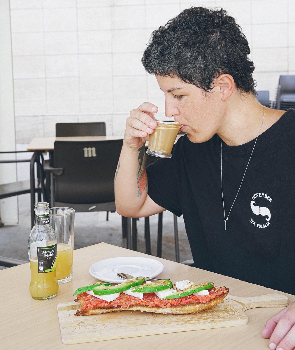 ¡Pero no hay nada que un buen desayuno no pueda solucionar!🔝

El primer sorbo de café, acompañado de zumito rico y una de nuestras tostadas, sabe a auténtica gloria☕️