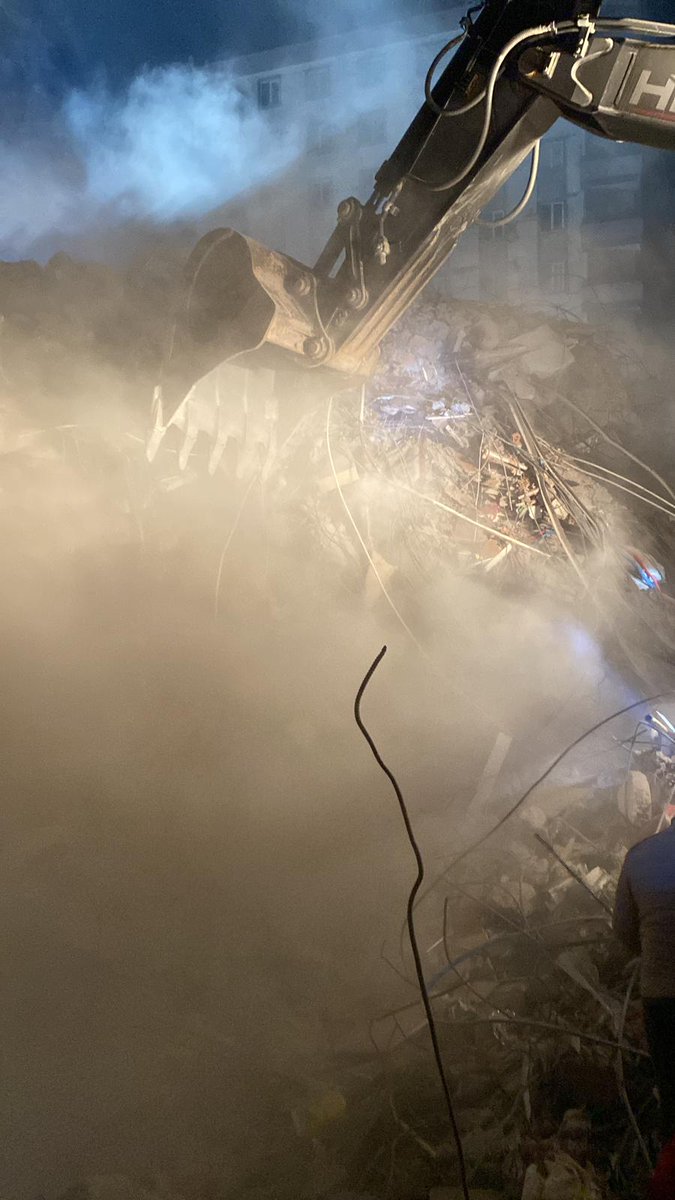 Saatler gece 23.00’a dayanmıştı. Tüm ekipler aşırı yorgundu. O sırada Afad ve İspanyol ekip geliyor. Termal’den ısı alındığını söylüyor Ece. Ve birinci kata kadar kazarak ulaştıklarını söylüyor ekiplere. Gece 23.00’ten sonra güvenlik nedeniyle çalışmalarına izin verilmiyormuş.