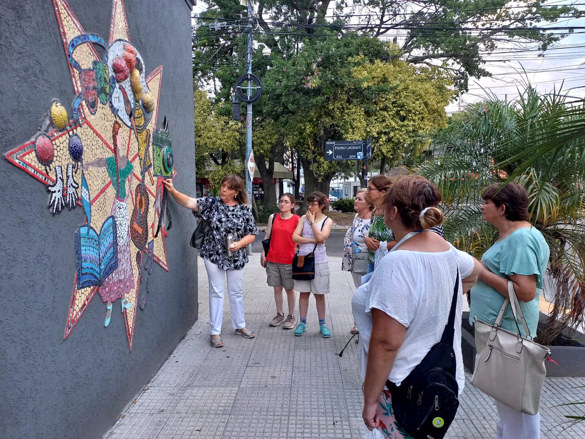 PilarTurismo's tweet photo. 🚶🏻‍♀️Caminata Turística en #Pilar
👣Recorrimos los murales de la mosaiquista Silvia Kuhn, quien nos contó detalles de cada obra plasmada en nuestro distrito🖼️
🗣️Luego visitamos el #CascoHistórico y finalizamos el paseo en el Teatro Municipal Ángel Alonso
 
👉🏽https://t.co/LXECf79cHG https://t.co/ojQ0rpRA8V