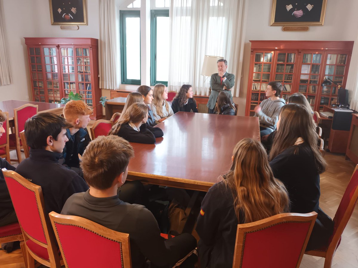 GiggLanguages's tweet photo. The Y10 Spanish Exchange students have arrived safe and sound in Madrid. It was great to meet with our host school's Headmaster and to meet our exchange partners. https://t.co/f2KXJPeP4w